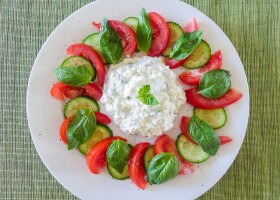 Meatless Monday Herbed Cottage Cheese Caprese-style Salad