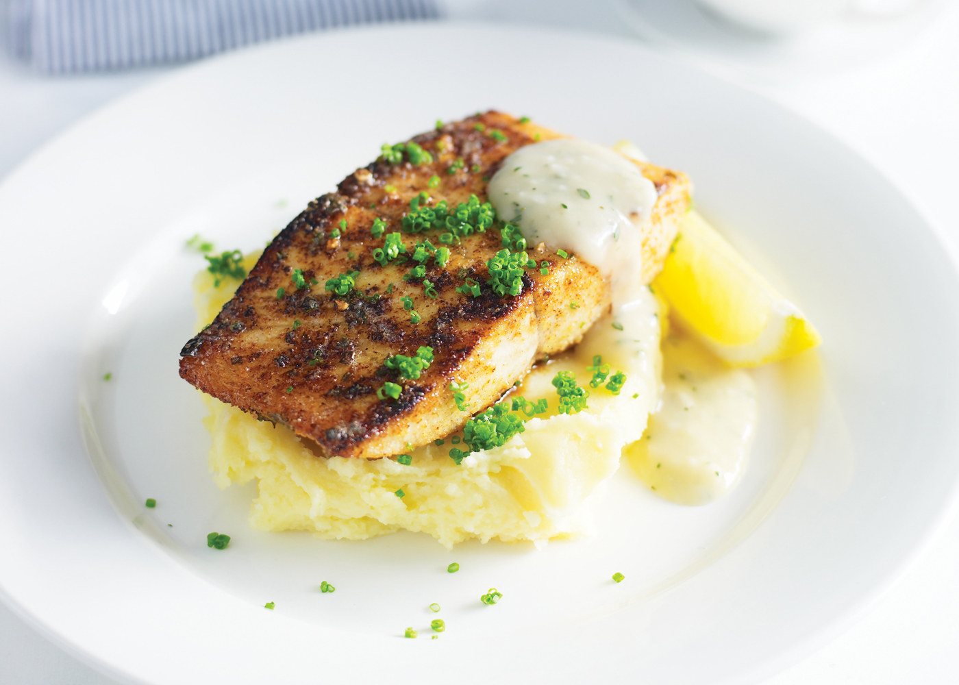 https://www.foodwise.com.au/wp-content/uploads/2012/09/BACKGROUND-Pan-Fried-Kingfish-with-Creamy-Mash-Potatoes-and-Pan-Gravy.jpg