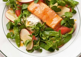 Baked salmon with apple